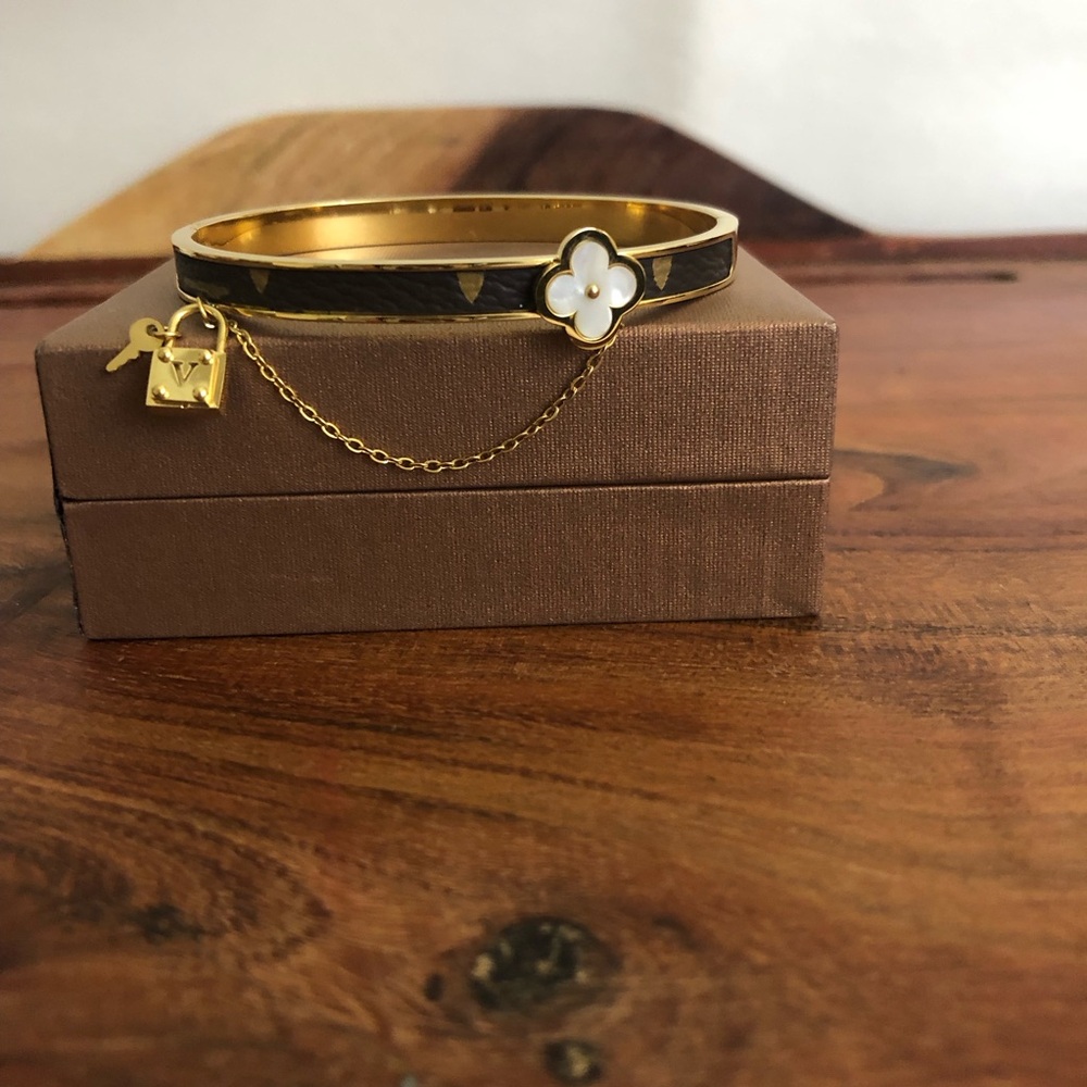 18K Gold Plated Stainless Steel Bangle Bracelet White Clover Locked Key Cuff